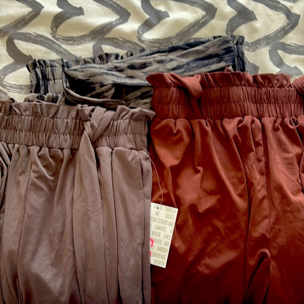 LulaRoe Ella shorts-  stretch waist with fabric belt
